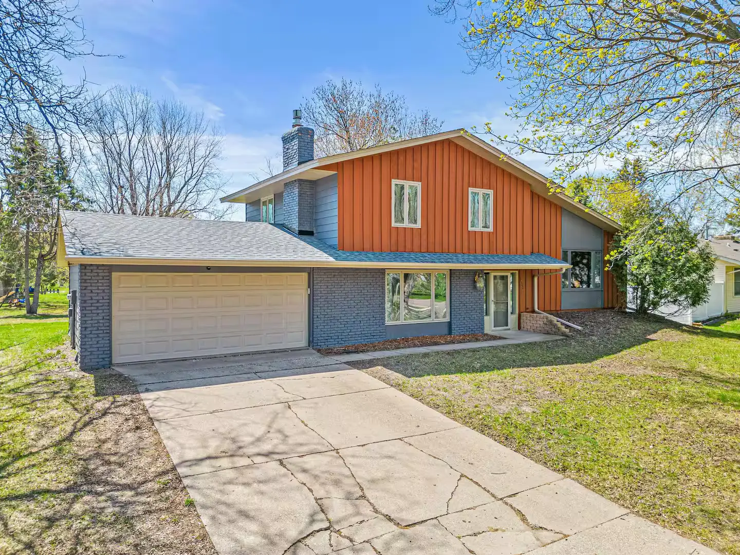 Entire home in Apple Valley, Minnesota — 11 guests photo, Real Estate Agent