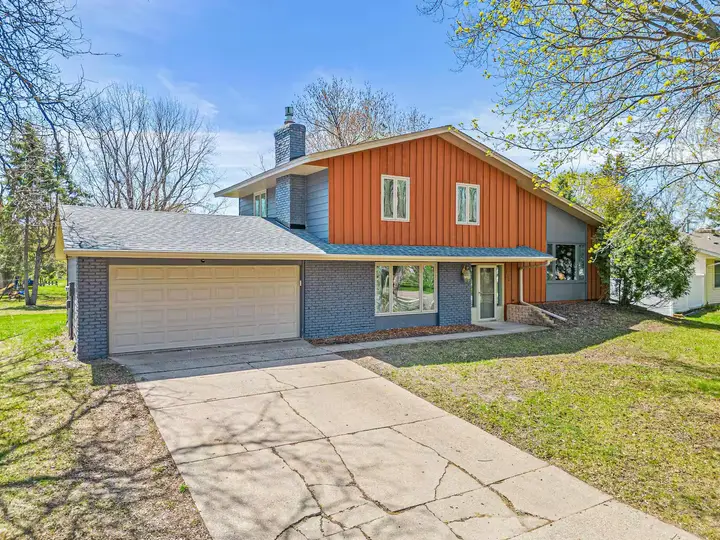 Entire home in Apple Valley, Minnesota — 11 guests photo — Real Estate Agent