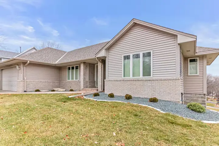 Entire home in Burnsville, Minnesota — 15 guests photo — Real Estate Agent