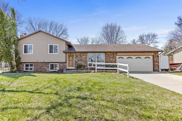 Entire home in Cottage Grove, Minnesota — 10 guests photo — Real Estate Agent