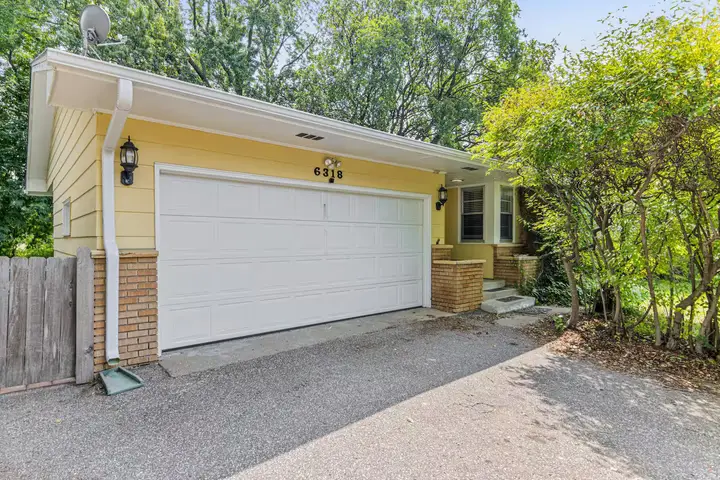 Entire home in Minneapolis, Minnesota — 15 guests photo — Real Estate Agent