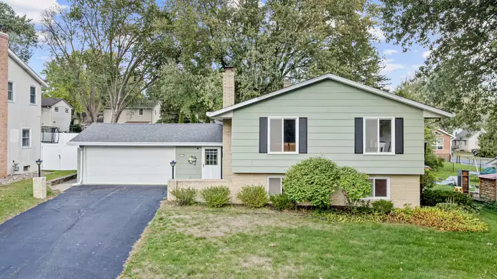 Entire home in South Saint Paul, Minnesota — 12 guests photo — Real Estate Agent