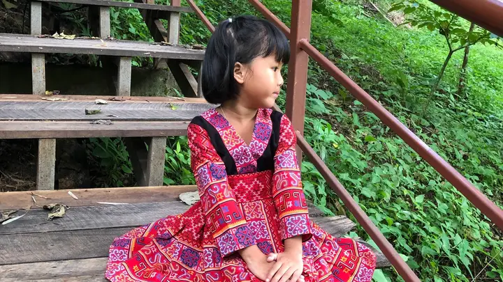 Lee Hmong Clothes photo — Retail Shop