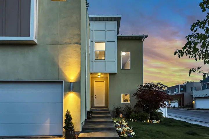 Maiker Xiong, Realtor photo — Real Estate Agent