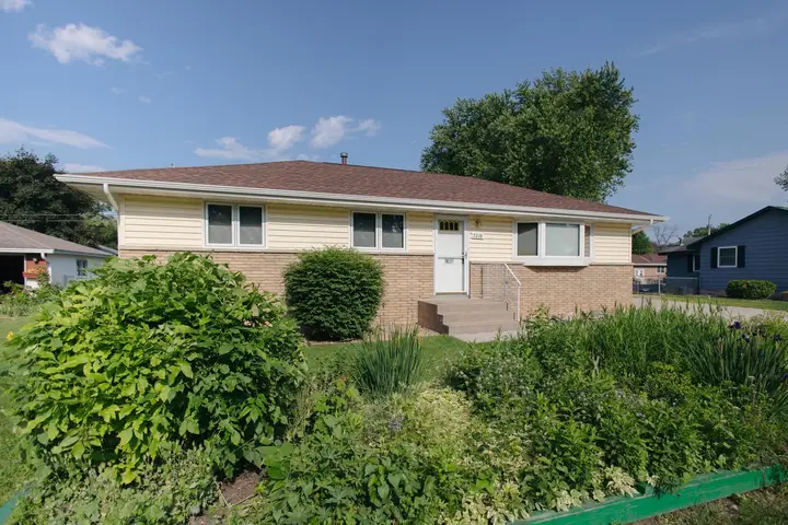Mhonpaj Lee, Realtor photo — Real Estate Agent