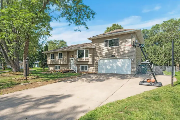 Nalee Xiong, Realtor photo — Real Estate Agent